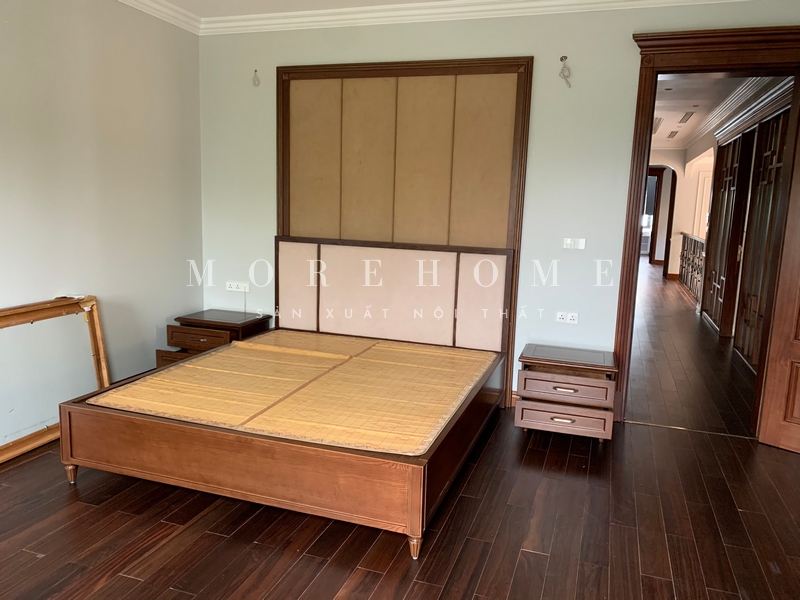 Thi công một tab đầu giường có chân hiện đại và ngăn kéo tiện lợi giúp cất trữ các món đồ nhỏ và đặt đèn ngủ theo một cách khoa học.