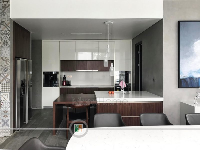 Tông gỗ trầm tự nhiên góp phần tạo nên vẻ đẹp hiện đại, mới lạ và độc đáo cho không gian bếp.